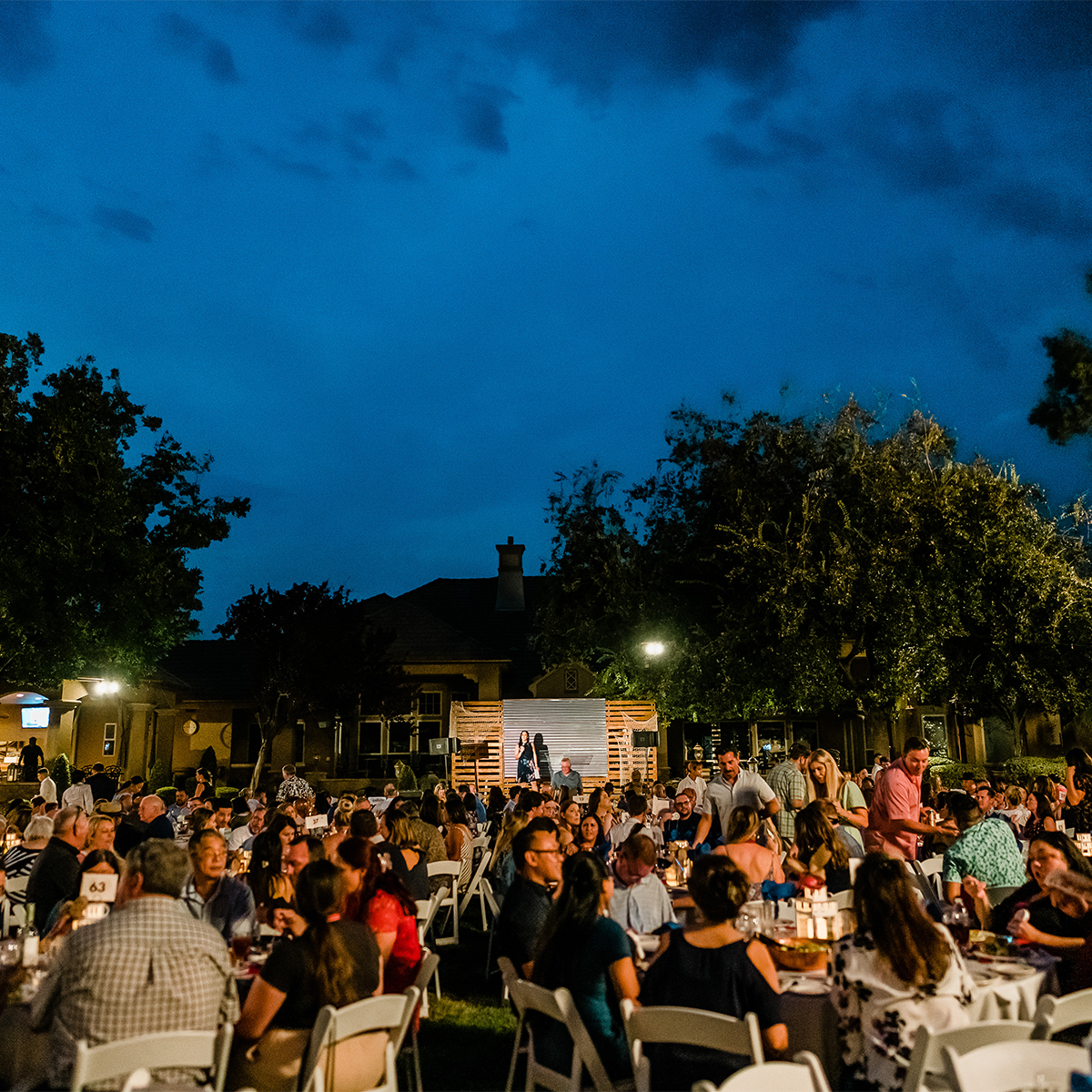 CASA Crab Feed Photos_Dusk Settles In and the crowd is seated at their tables